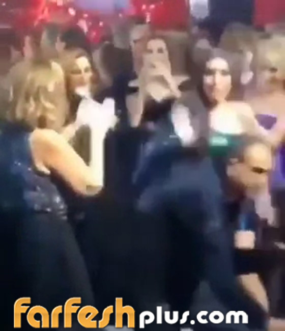 فيديو غريب: الراقصة دينا تصفع مصورا لأنه مر من امامها وقت رقصها! صورة رقم 3