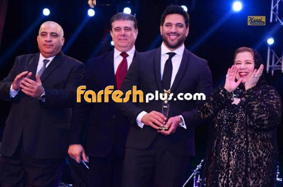  محمد رمضان يهدي جائزته للزعيم وحسن الرداد يهديها للراحل نور الشريف صورة رقم 2