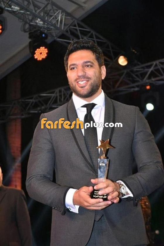  محمد رمضان يهدي جائزته للزعيم وحسن الرداد يهديها للراحل نور الشريف صورة رقم 7