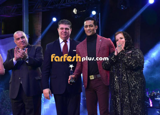  محمد رمضان يهدي جائزته للزعيم وحسن الرداد يهديها للراحل نور الشريف صورة رقم 5