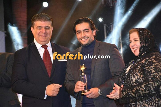  محمد رمضان يهدي جائزته للزعيم وحسن الرداد يهديها للراحل نور الشريف صورة رقم 4