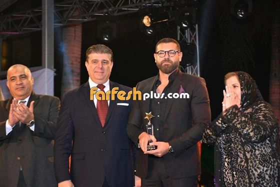  محمد رمضان يهدي جائزته للزعيم وحسن الرداد يهديها للراحل نور الشريف صورة رقم 11