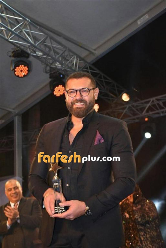  محمد رمضان يهدي جائزته للزعيم وحسن الرداد يهديها للراحل نور الشريف صورة رقم 16