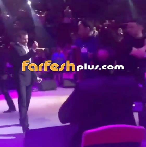 لماذا ارتمت هذه الفتاة في أحضان كاظم الساهر على المسرح؟ بالفيديو صورة رقم 4