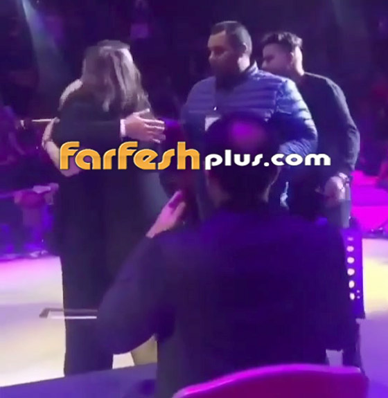 لماذا ارتمت هذه الفتاة في أحضان كاظم الساهر على المسرح؟ بالفيديو صورة رقم 6