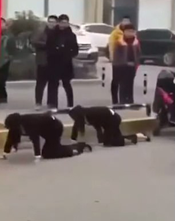 شركة صينية تجبر موظفيها على الزحف لفشلهم في تحقيق الأرباح صورة رقم 2