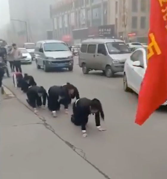 شركة صينية تجبر موظفيها على الزحف لفشلهم في تحقيق الأرباح صورة رقم 3