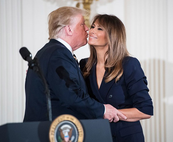 دونالد ترامب يتصرف بشكل غريب مع زوجته ميلانيا في عيد زواجهما صورة رقم 8