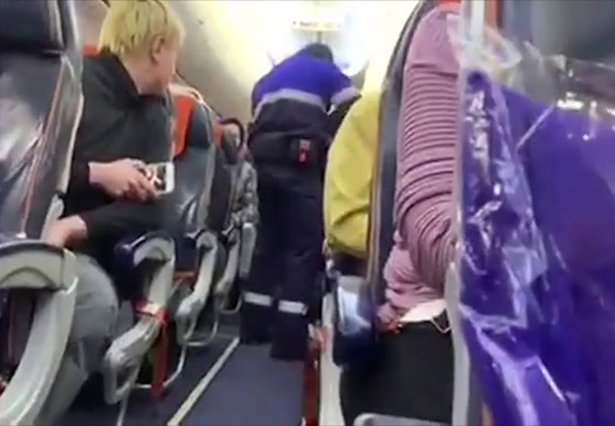 فيديو اعتقال راكب ثمل هدد بسلاحه محاولا خطف طائرة روسية الى أفغانستان! صورة رقم 6