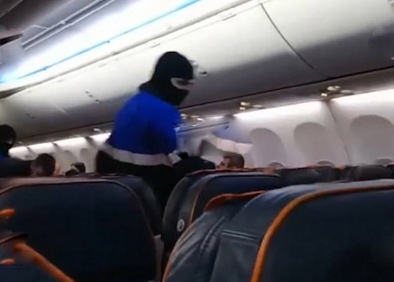فيديو اعتقال راكب ثمل هدد بسلاحه محاولا خطف طائرة روسية الى أفغانستان! صورة رقم 5