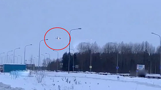 فيديو اعتقال راكب ثمل هدد بسلاحه محاولا خطف طائرة روسية الى أفغانستان! صورة رقم 8