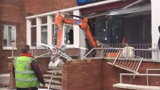 عامل بناء يحطم فندقا ساعد ببناءه انتقاما من رؤسائه في العمل! فيديو صورة رقم 13