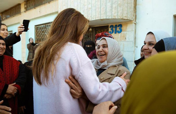 صور الملكة رانيا جالسة على الارض بجوار فرن الخبيز لتشجيع المتطوعات صورة رقم 10