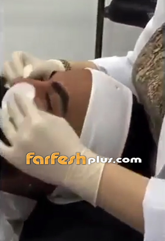 بالفيديو: فنان كويتي يضع ماسك الذهب على وجهه في عيادة تجميل.. صورة رقم 2