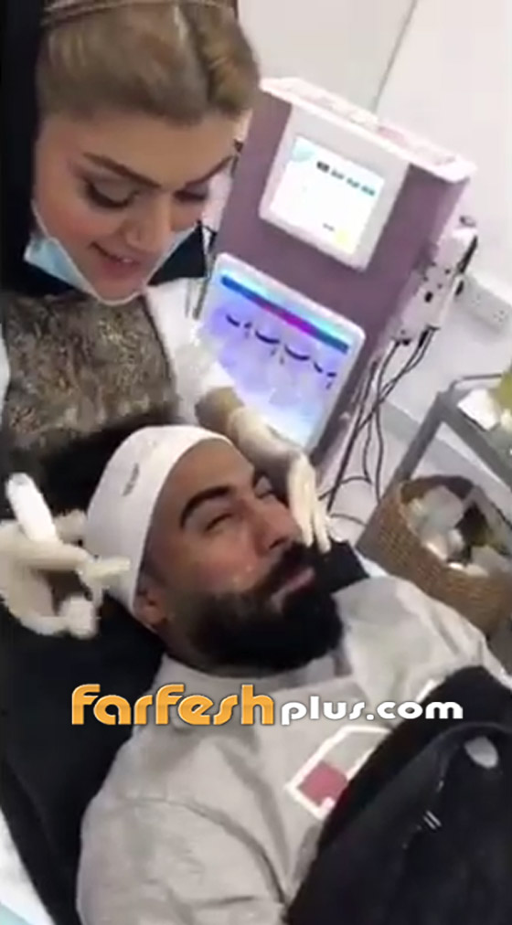 بالفيديو: فنان كويتي يضع ماسك الذهب على وجهه في عيادة تجميل.. صورة رقم 3