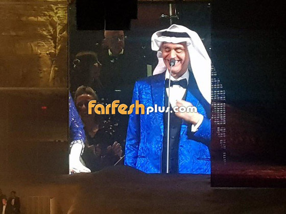 فيديو وصور أندريا بوتشيلي بالسعودية يفاجئ الجمهور بالغترة.. صورة رقم 1