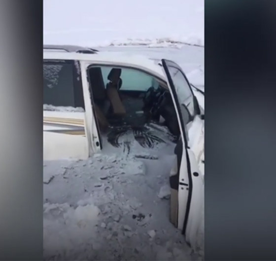 بالفيديو..  نزهة عائلية بالسيارة فوق نهر متجمد تنتهي بكارثة!  صورة رقم 2