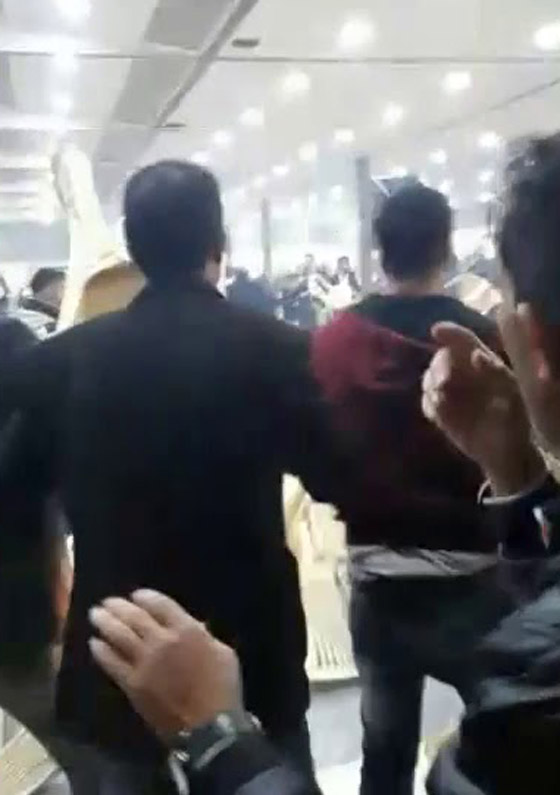 فيديو صادم: حفل خطوبة في لبنان ينقلب الى مشاجره عنيفة  وتكسير جماعي بالكراسي والطاولات! صورة رقم 4