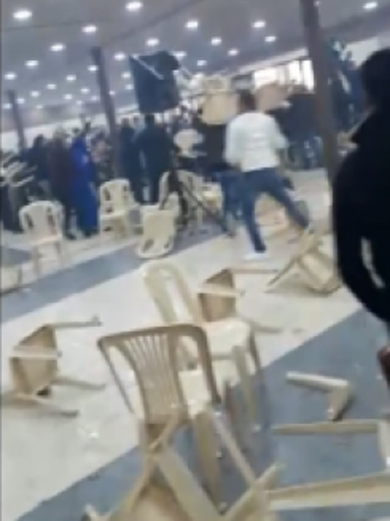 فيديو صادم: حفل خطوبة في لبنان ينقلب الى مشاجره عنيفة  وتكسير جماعي بالكراسي والطاولات! صورة رقم 5