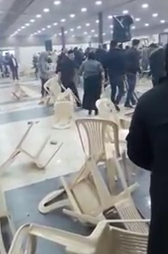 فيديو صادم: حفل خطوبة في لبنان ينقلب الى مشاجره عنيفة  وتكسير جماعي بالكراسي والطاولات! صورة رقم 7