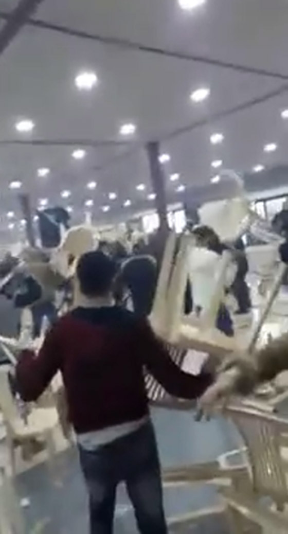 فيديو صادم: حفل خطوبة في لبنان ينقلب الى مشاجره عنيفة  وتكسير جماعي بالكراسي والطاولات! صورة رقم 8