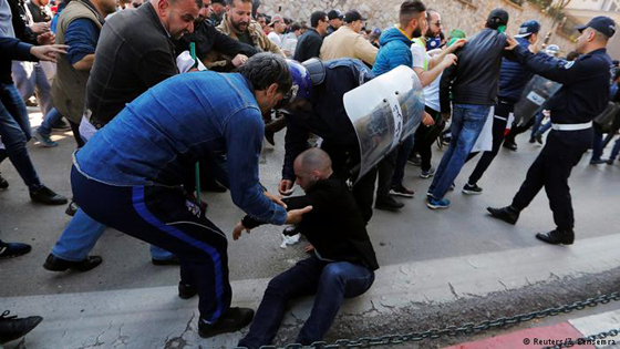 بعد استقالة بوتفليقة.. اليكم أطرف لافتتات المتظاهرين ضدّه في الجزائر صورة رقم 12