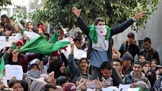 بعد استقالة بوتفليقة.. اليكم أطرف لافتتات المتظاهرين ضدّه في الجزائر صورة رقم 13