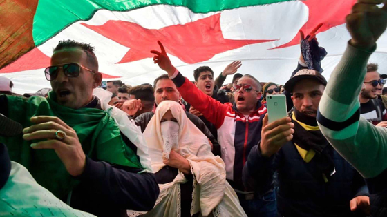 بعد استقالة بوتفليقة.. اليكم أطرف لافتتات المتظاهرين ضدّه في الجزائر صورة رقم 18
