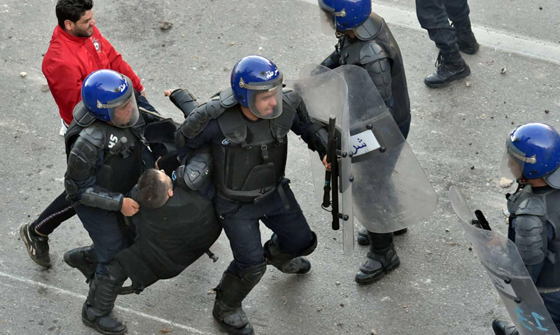 بعد استقالة بوتفليقة.. اليكم أطرف لافتتات المتظاهرين ضدّه في الجزائر صورة رقم 20