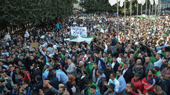 بعد استقالة بوتفليقة.. اليكم أطرف لافتتات المتظاهرين ضدّه في الجزائر صورة رقم 22