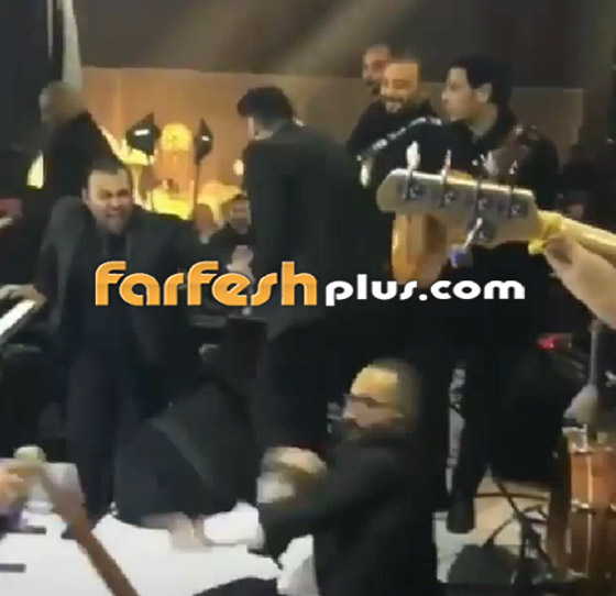 بالفيديو: تامر حسني في نوبة ضحك هستيرية على المسرح.. ما السبب؟ صورة رقم 2