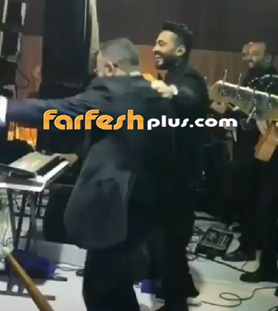 بالفيديو: تامر حسني في نوبة ضحك هستيرية على المسرح.. ما السبب؟ صورة رقم 7