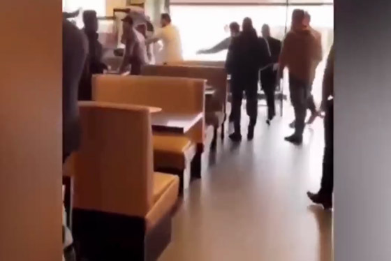 بالفيديو: شجار عنيف بالسكاكين داخل مطعم في لندن صورة رقم 2