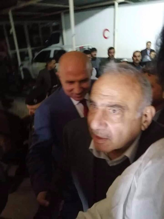 غضب عارم.. محافظ الموصل يظهر مبتسما بمشرحة ضحايا العبارة صورة رقم 1