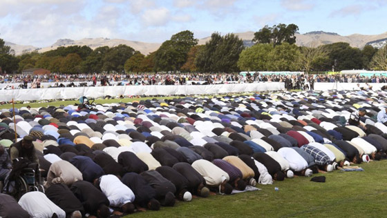 صحيفة في نيوزيلندا تنشر على غلافها كلمة ((سلام)) بالعربية صورة رقم 3
