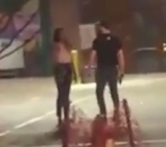 رجل أبيض يعتدي بعنف على امرأة سوداء.. والشرطة تطالبها بدفع الثمن! صورة رقم 3