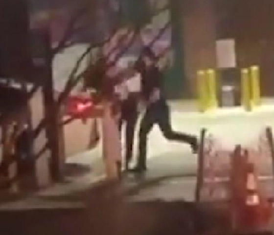 رجل أبيض يعتدي بعنف على امرأة سوداء.. والشرطة تطالبها بدفع الثمن! صورة رقم 5