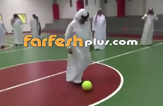 بالفيديو: الفنان السعودي محمد عبده يبرز مهارته في كرة القدم صورة رقم 1