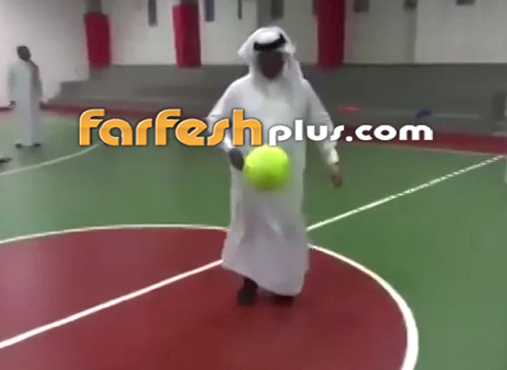 بالفيديو: الفنان السعودي محمد عبده يبرز مهارته في كرة القدم صورة رقم 2