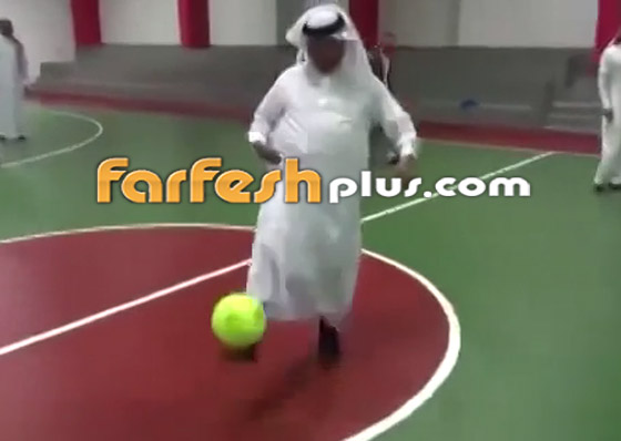 بالفيديو: الفنان السعودي محمد عبده يبرز مهارته في كرة القدم صورة رقم 3