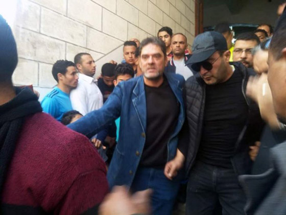 النجوم يودعون الفنان محمود الجندي الى مثواه الأخير وانهيار أحمد السقا صورة رقم 2