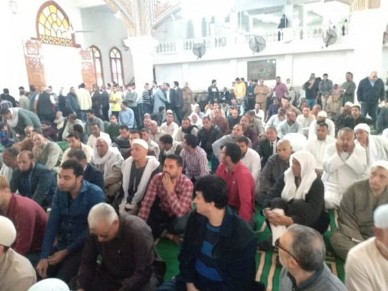 النجوم يودعون الفنان محمود الجندي الى مثواه الأخير وانهيار أحمد السقا صورة رقم 3