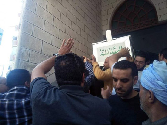 النجوم يودعون الفنان محمود الجندي الى مثواه الأخير وانهيار أحمد السقا صورة رقم 5