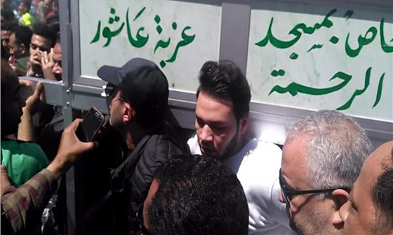النجوم يودعون الفنان محمود الجندي الى مثواه الأخير وانهيار أحمد السقا صورة رقم 7