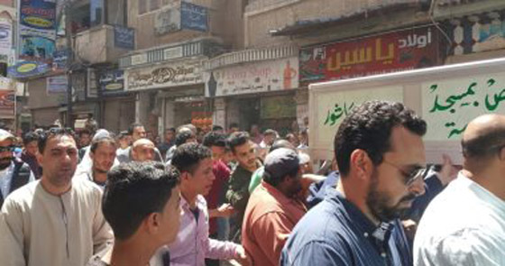 النجوم يودعون الفنان محمود الجندي الى مثواه الأخير وانهيار أحمد السقا صورة رقم 8