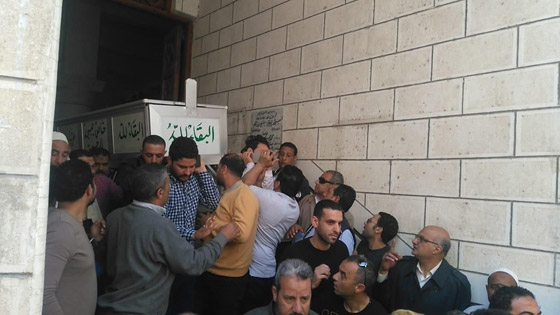 النجوم يودعون الفنان محمود الجندي الى مثواه الأخير وانهيار أحمد السقا صورة رقم 9