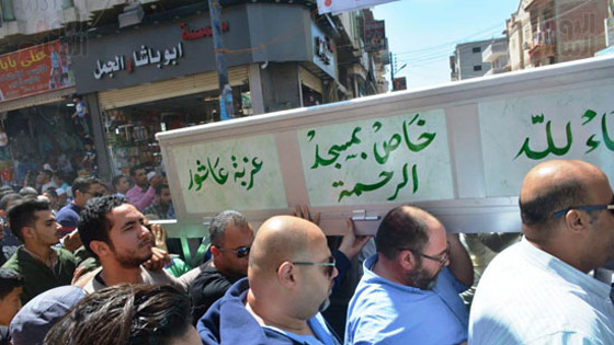 النجوم يودعون الفنان محمود الجندي الى مثواه الأخير وانهيار أحمد السقا صورة رقم 10