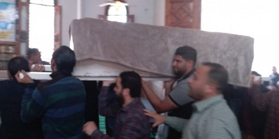 النجوم يودعون الفنان محمود الجندي الى مثواه الأخير وانهيار أحمد السقا صورة رقم 11