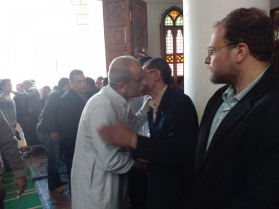 النجوم يودعون الفنان محمود الجندي الى مثواه الأخير وانهيار أحمد السقا صورة رقم 12