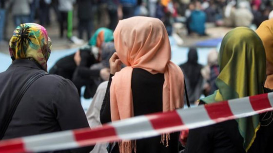 عنصري يعتدي لفظيا وجسديا على محجبة في برلين، ثم يؤدي التحية النازية! صورة رقم 3